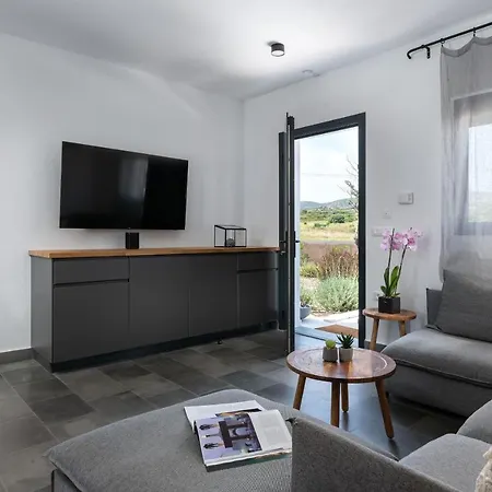 Seastar Villa Large Pool & Jacuzzi Retreat * Λαχανιά