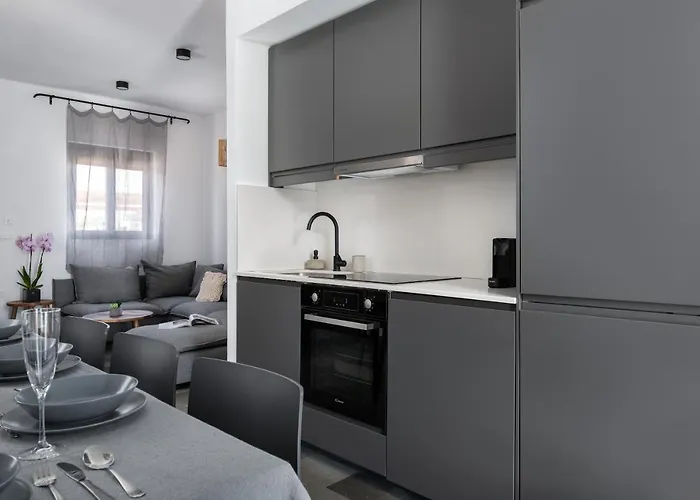 Seastar Large Pool & Jacuzzi Retreat Villa Lakhania